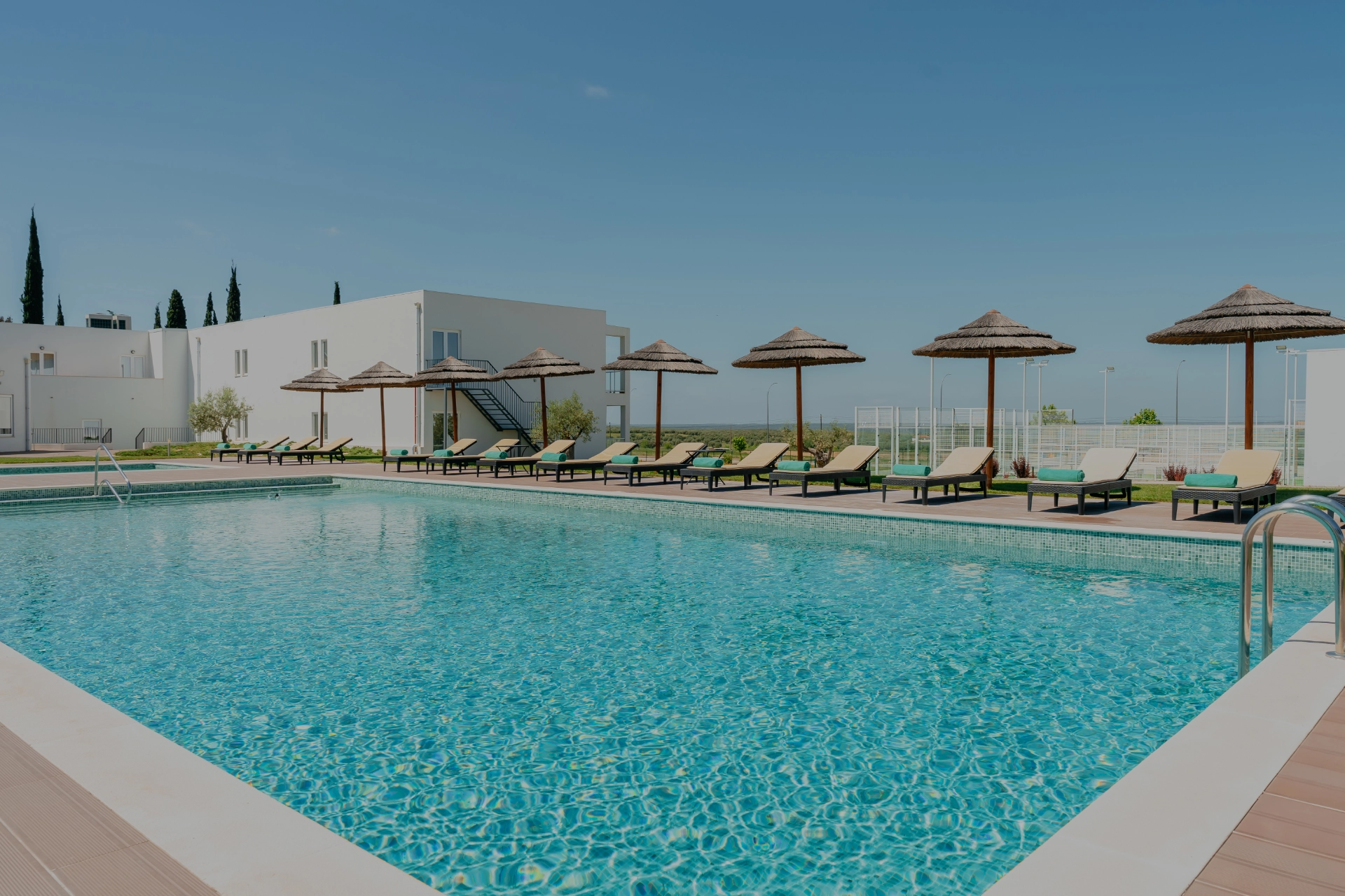 Piscina exterior Serpa Hotel